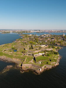 Suomenlinna and the Kustaanmiekka strait.